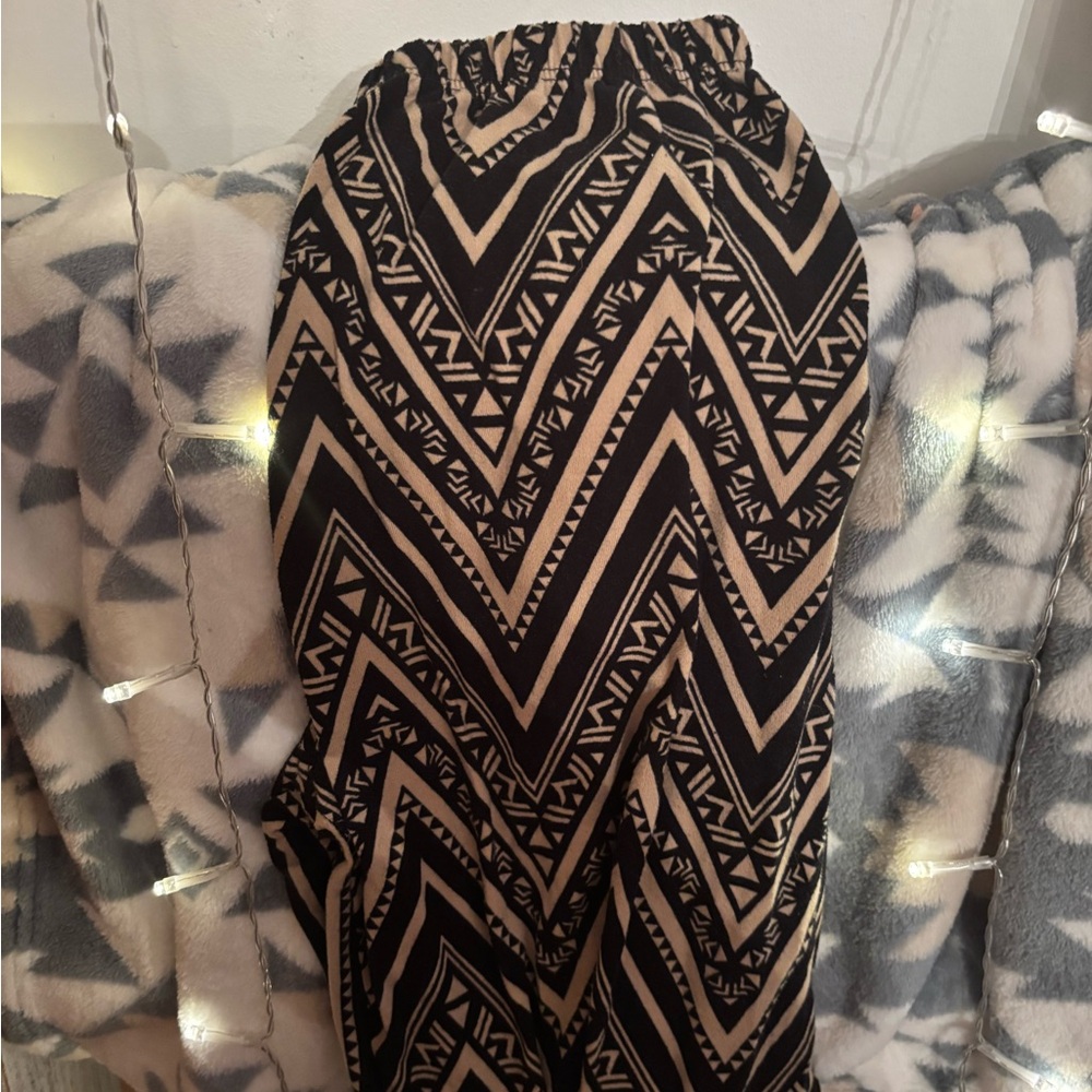 IN LOVE WITH DERICK Tribal Print Black and Beige leggings